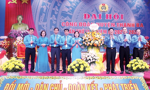 Lãnh đạo Liên đoàn Lao động tỉnh Phú Thọ tặng hoa chúc mừng Đại hội Công đoàn huyện Thanh Ba nhiệm kỳ 2023-2028. Ảnh: Mai Hoa 
