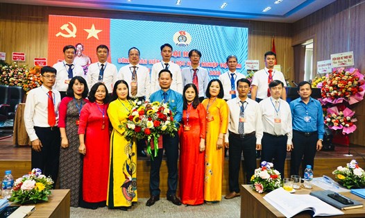 Lãnh đạo Công đoàn ngành Nông nghiệp và Phát triển nông thôn Việt Nam chúc mừng Đại hội. Ảnh: Hoàng Long