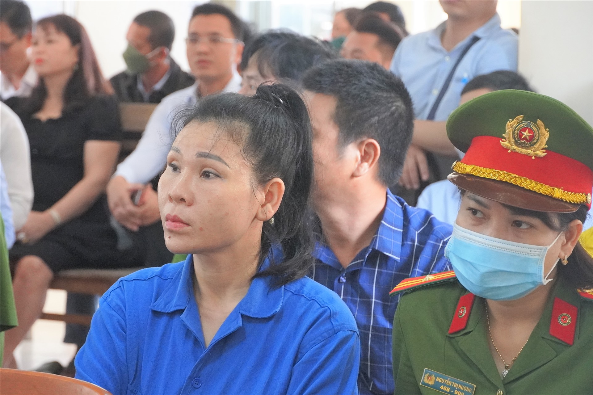 Bà Lâm Thị Thu Trà cũng được đưa đến tham dự phiên tòa ở vai trò người có quyền và nghĩa vụ liên qua. Ảnh: Thành An