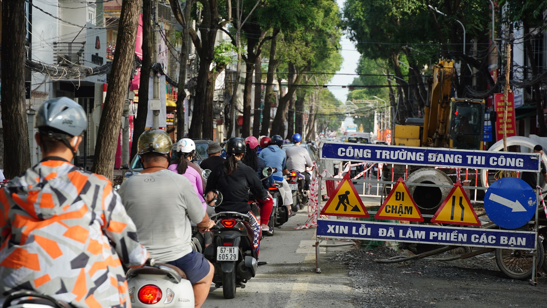 Tương tự, trên tuyến đường Nguyễn Trãi (quận Ninh Kiều), các phương tiện giao thông di chuyển chậm, ùn ứ, tắc nghẽn. Do đây là tuyến phố thời trang nên tình trạng này gây ảnh hưởng một phần đến việc kinh doanh, mua bán của các hộ dân tại khu vực.