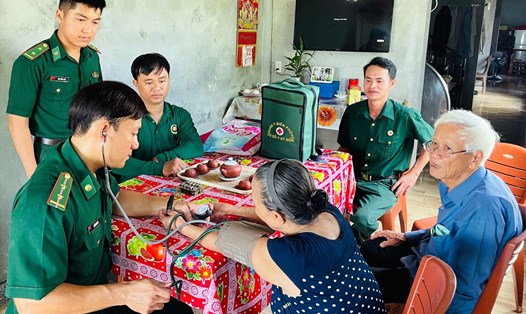 Đồn biên phòng cửa khẩu cảng Thuận An khám bệnh và tặng quà cho gia đình chính sách tại phường Thuận An (TP. Huế). Ảnh: Võ Tiến.