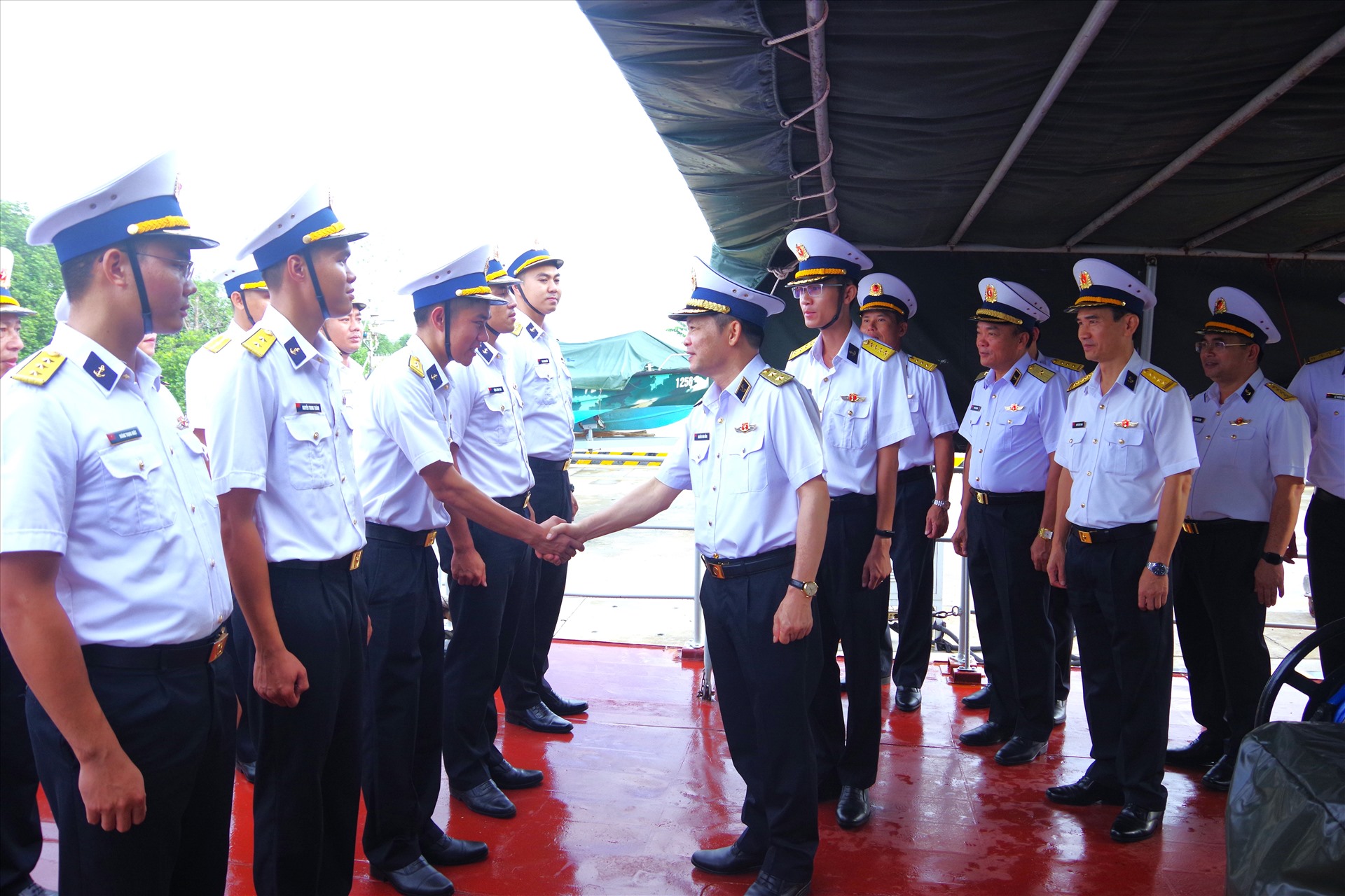 Trung tướng Nguyễn Văn Bổng thăm cán bộ, chiến sĩ Tàu 263, Hải đội 515, Lữ đoàn 175. Ảnh: V5HQ