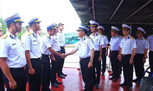 Trung tướng Nguyễn Văn Bổng thăm cán bộ, chiến sĩ Tàu 263, Hải đội 515, Lữ đoàn 175. Ảnh: V5HQ