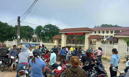 Các phụ huynh kéo đến kín cổng trường Tiểu học xã Văn Luông sáng 24.7. Ảnh do người dân cung cấp.