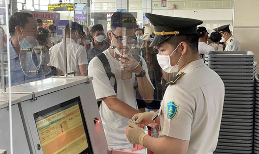 Kiểm tra giấy tờ tại sân bay Nội Bài. Ảnh NIA