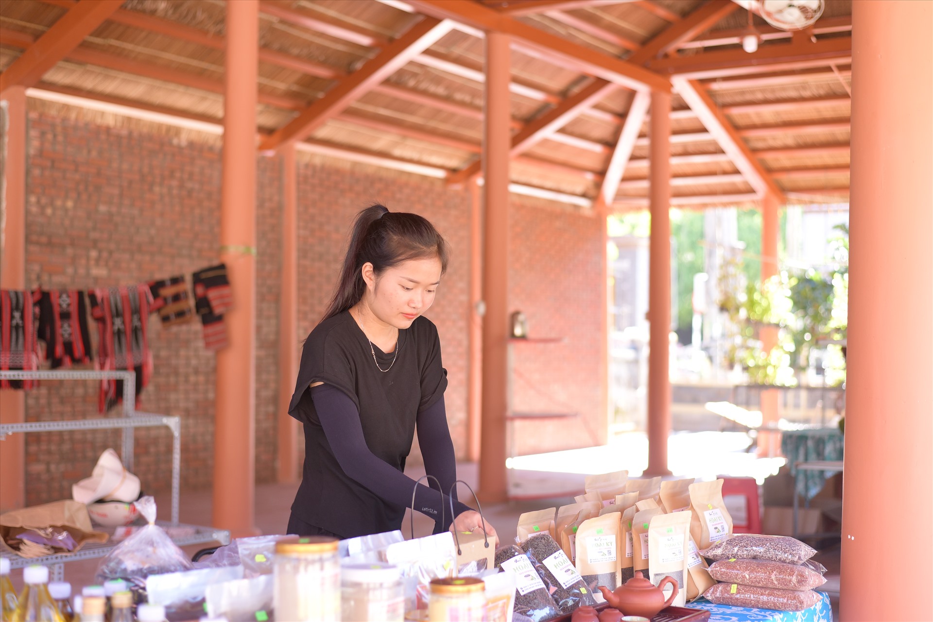 Anh Dũng cho biết: “Hiện tại rất khó để mua được mật ong rừng nguyên chất, có một người anh giới thiệu cho, tôi phải lên đây để hỏi mua. Không những mua được mật ong tốt, mà ở đây còn rất nhiều thứ mà tôi cần, các loại mắm, trà tôi đã mua rất nhiều, khá là đau ví khi mua nhiều như này nhưng tôi nghĩ nó chất lượng”.  