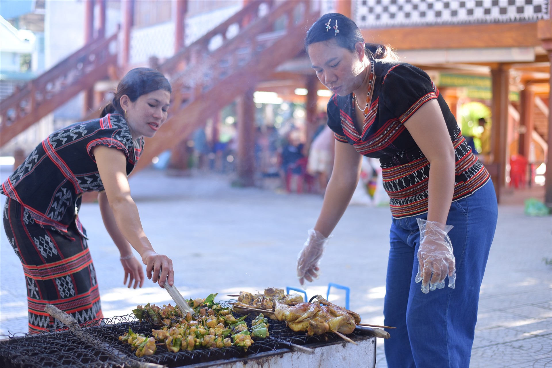 Vừa mới bước vào cổng Nhà Văn hóa huyện, đập ngay trước mắt chúng tôi là những gian hàng trưng bày các sản phẩm nông nghiệp, hàng tiêu dùng, hàng lưu niệm và đặc biệt là những món ăn cực kỳ hấp dẫn đang được chế biến, bày bán, thơm phức cả khu chợ.