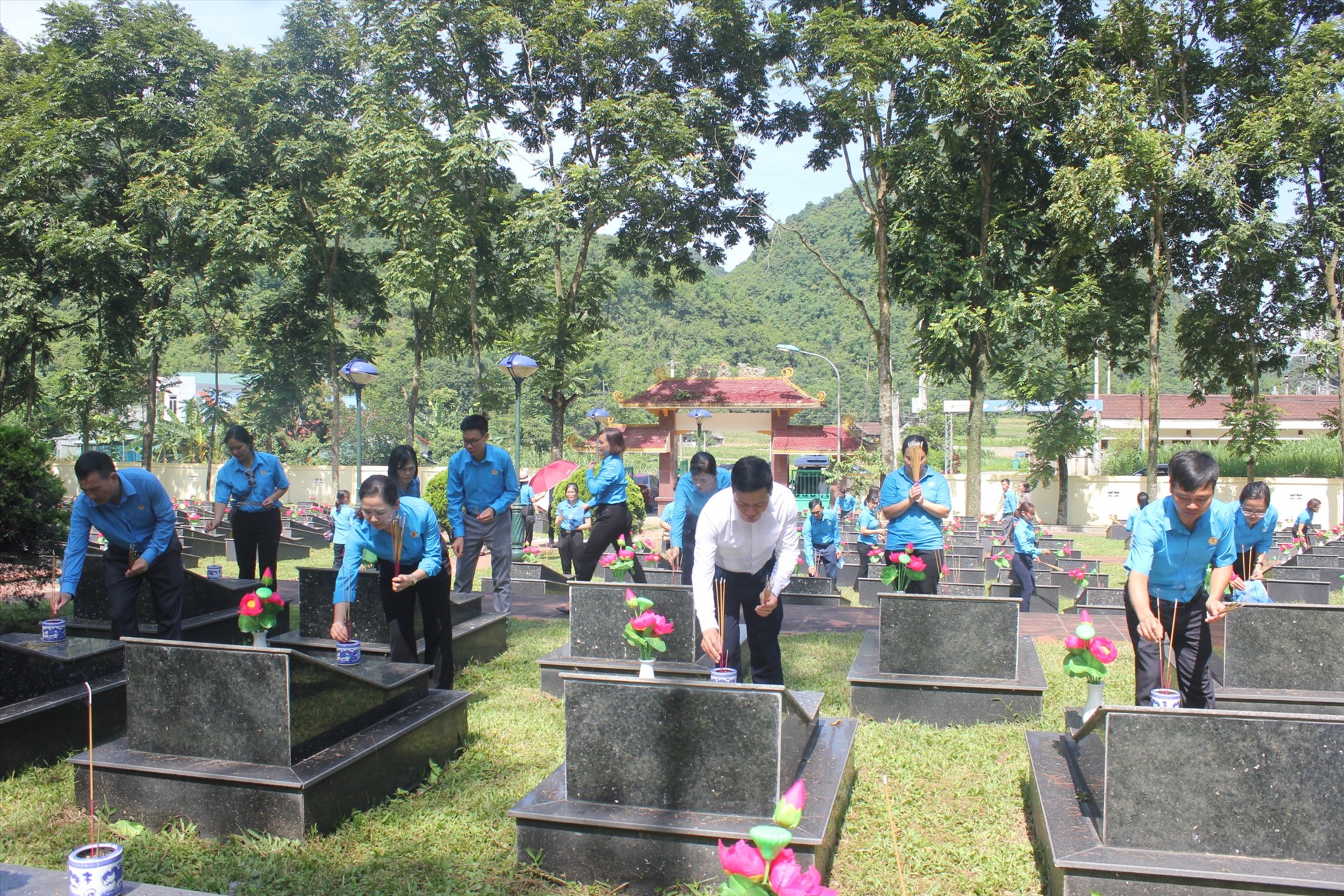 Dâng hương tại Nghĩa trang liệt sĩ Quảng Uyên. Ảnh: Thanh Hương.