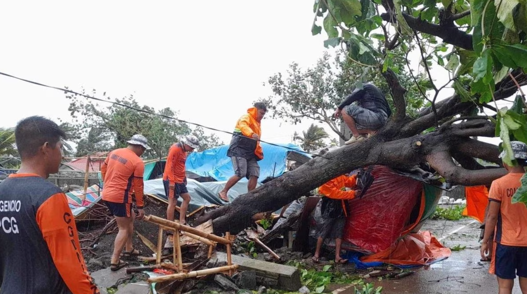 Bão Doksuri đổ bộ khiến cây cối đổ ngổn ngang ở Buguey, tỉnh Cagayan, Philippines, ngày 26.7.2023. Ảnh: Cảnh sát biển Philippines