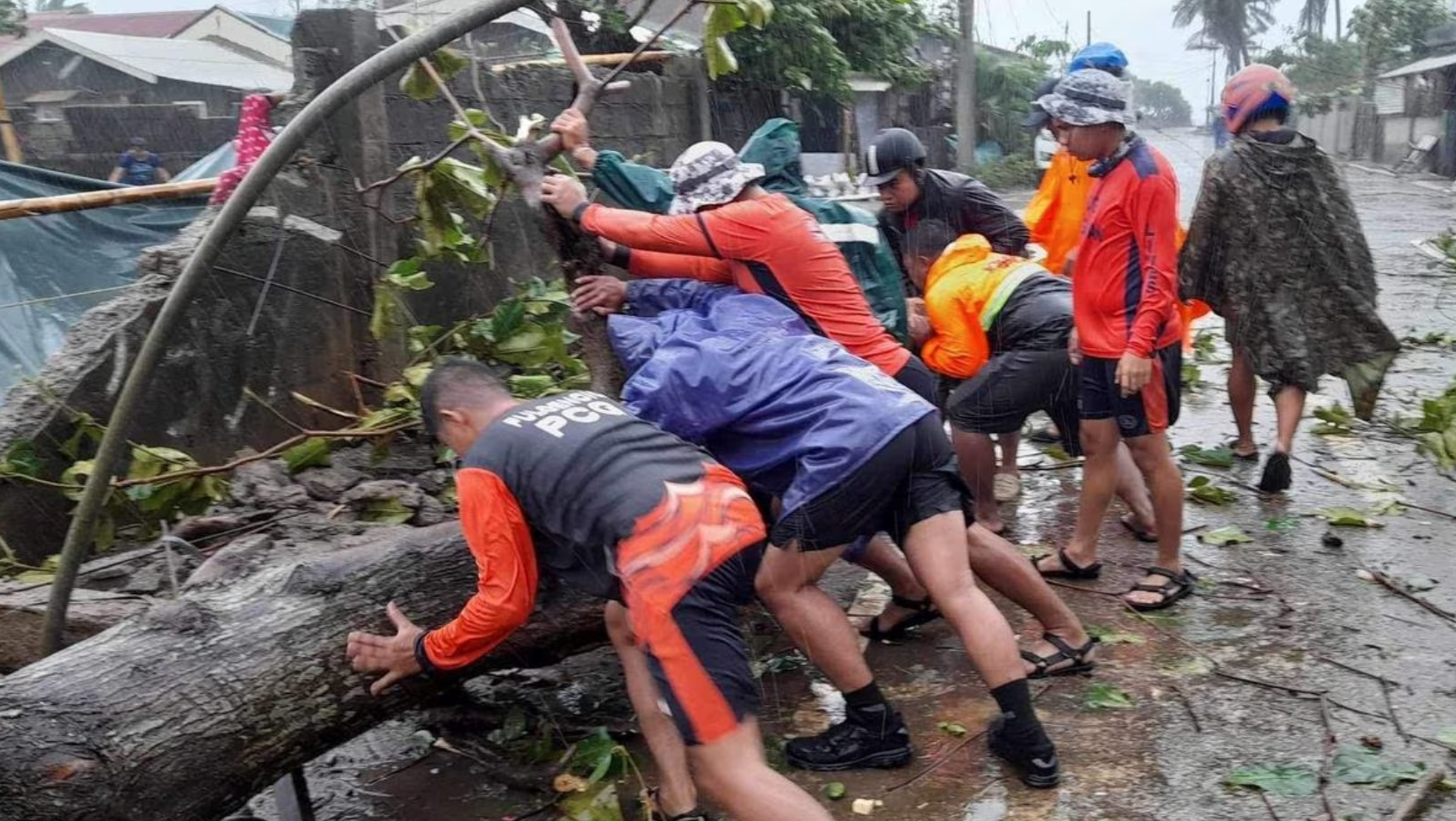 Dọn dẹp cây cối bị đổ ở Buguey, tỉnh Cagayan, Philippines, ngày 26.7.2023. Ảnh: Cảnh sát biển Philippines