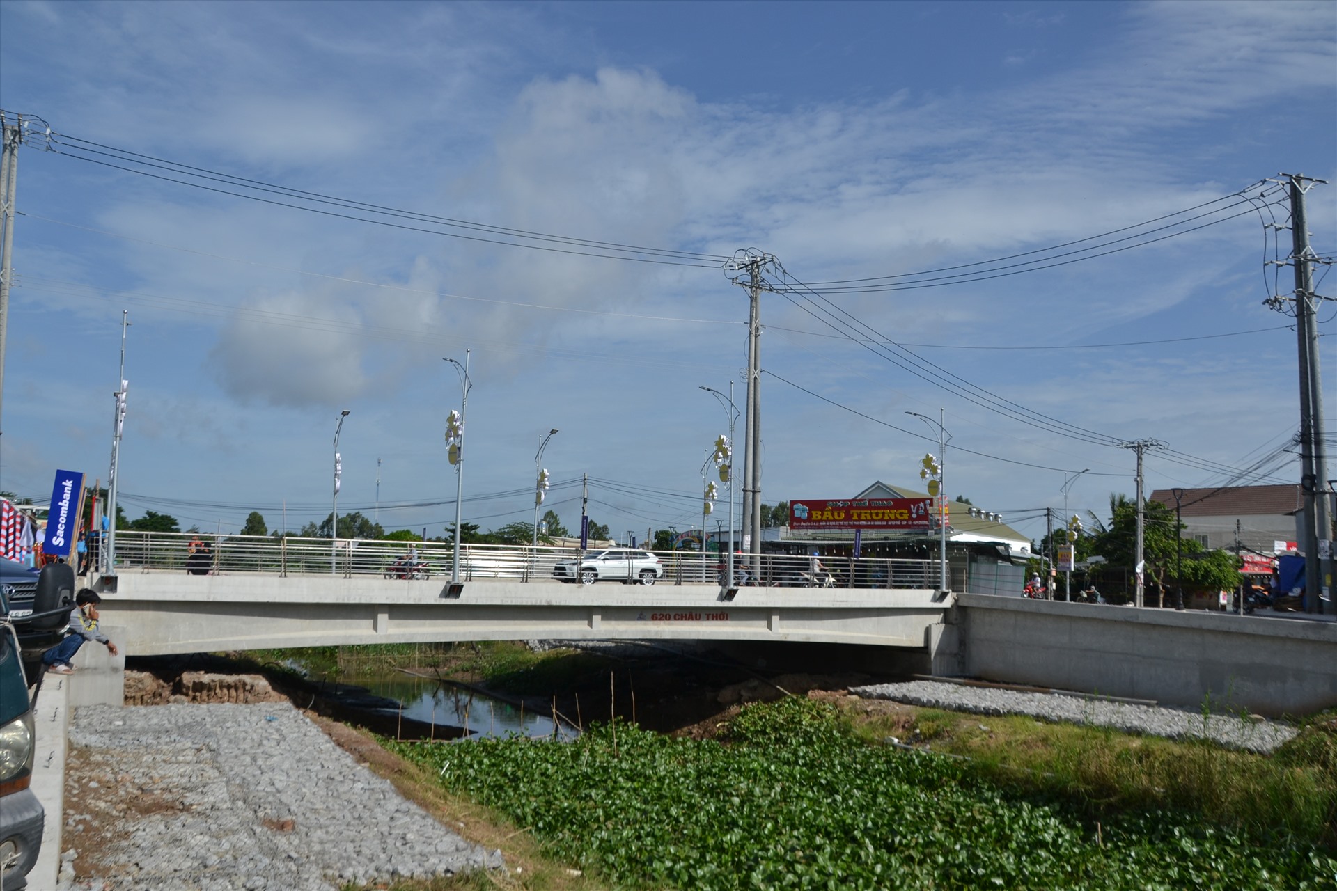 Công trình cầu giao thông nông thôn được gắn biển công trình chào mừng Đại hội Công đoàn tỉnh An Giang. Ảnh: Lâm Điền