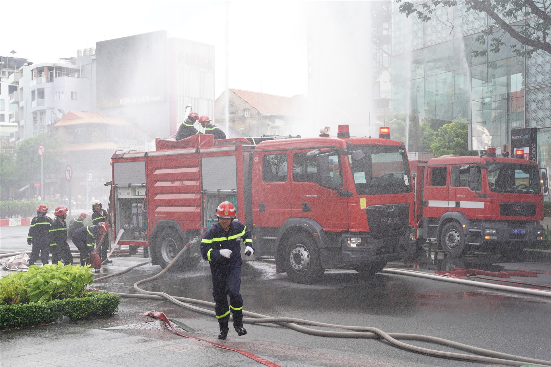 Lực lượng phòng cháy, chữa cháy và cứu nạn cứu hộ tham gia buổi diễn tập. Ảnh: Thuận Văn