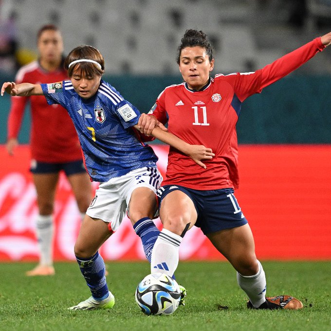 Tuyển nữ Nhật Bản (áo xanh) khiến đối thủ mệt nhoài chống đỡ. Ảnh: FIFA