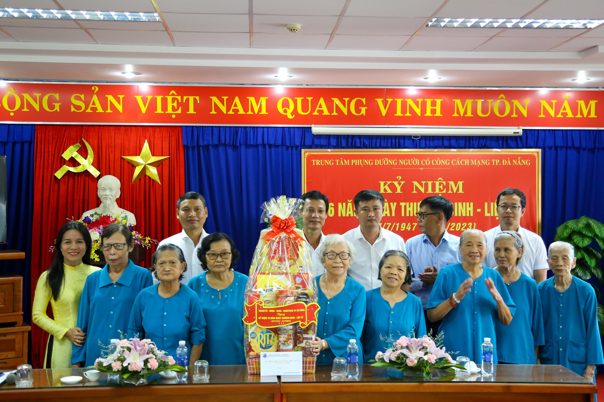 Phó Chủ tịch UBND thành phố Đà Nẵng tặng quà cho các cụ tại Trung tâm. Ảnh: Văn Trực