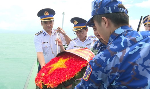 Bộ Tư lệnh Vùng Cảnh sát biển 4 thả vòng hoa tri ân các Anh hùng liệt sĩ đã hi sinh trên vùng biển Tây Nam. Ảnh: Cảnh sát biển cung cấp