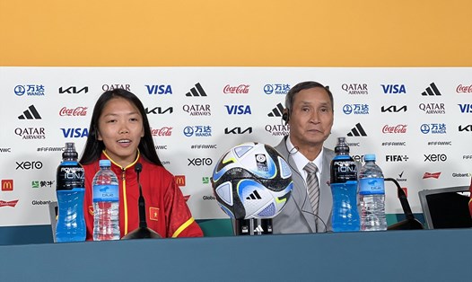Huấn luyện viên Mai Đức Chung và tiền đạo Huỳnh Như tại buổi họp báo trước trận đấu giữa tuyển nữ Việt Nam và Bồ Đào Nha. Ảnh: Hoàng Công