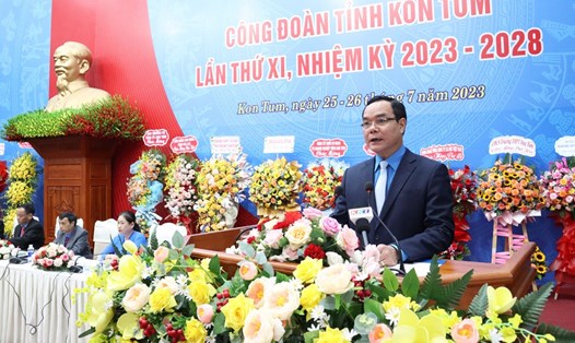 Ông Nguyễn Đình Khang - Chủ tịch Tổng Liên đoàn Lao động Việt Nam - phát biểu tại đại hội. Ảnh: Thanh Tuấn