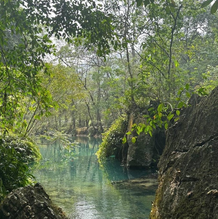 Núi Các Mác sừng sững, uy nghiêm, soi bóng bên dòng suối Lênin trong vắt, mát lành. 