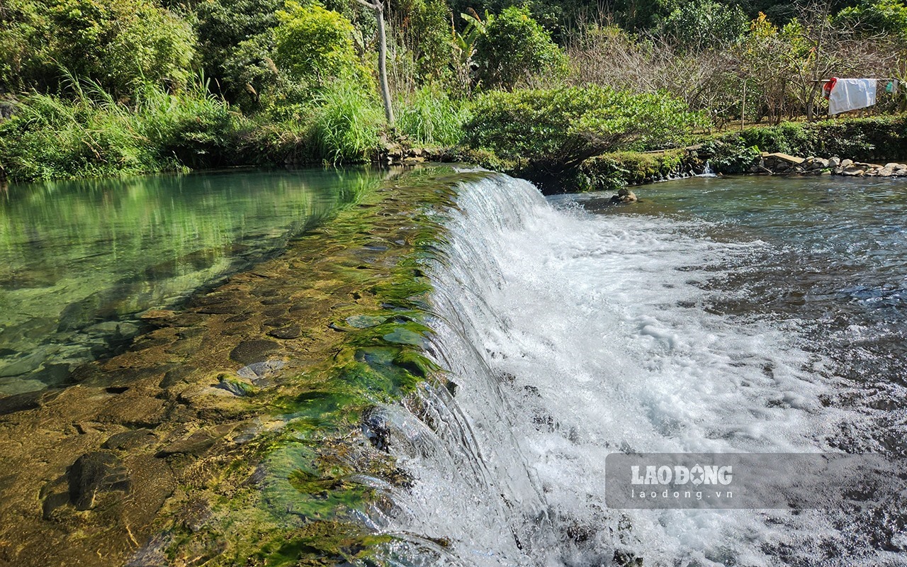 Suối Lenin trong vắt như dải lụa uốn quanh chân núi Các Mác. Ảnh: An Trịnh