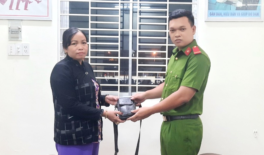 Đại diện Công an huyện Bến Lức bàn giao số tài sản cho người chủ sở hữu. Ảnh: Công an cung cấp