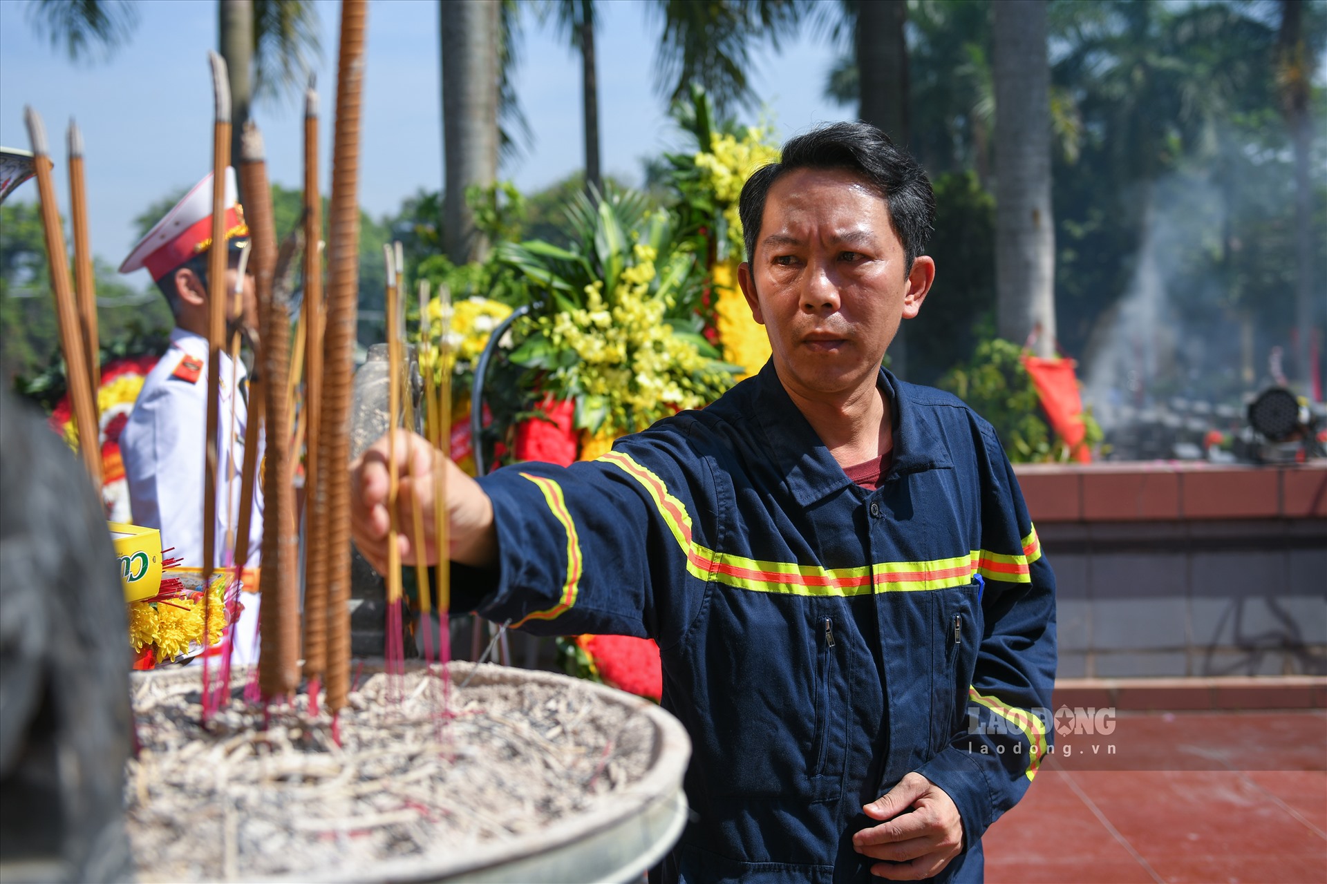 Trung tá Khúc Nguyên Khánh đã dâng hương, dâng hoa tưởng niệm các anh hùng liệt sĩ tại Nghĩa trang Tây Tựu.