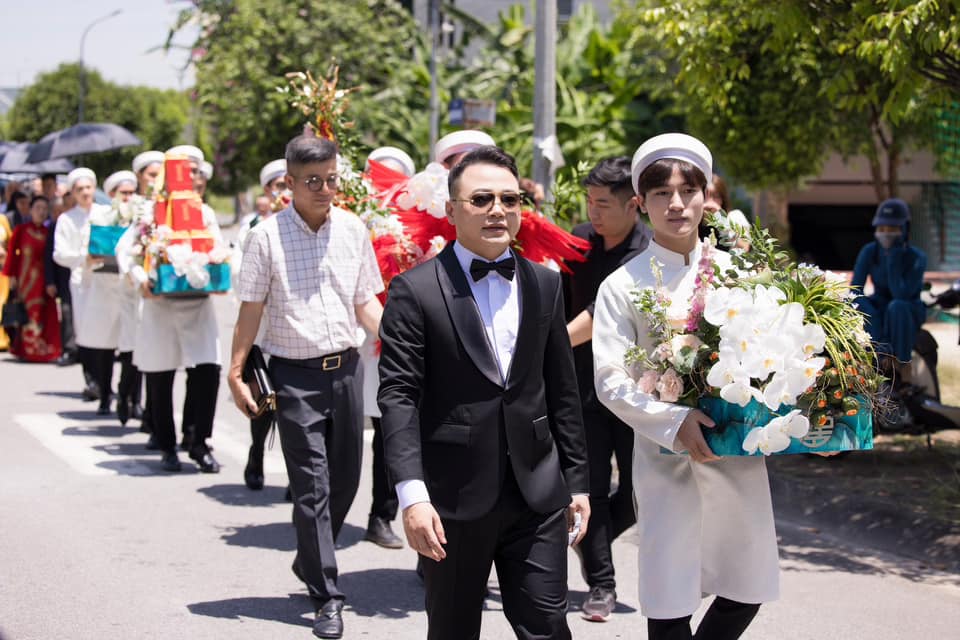 Shark Bình dẫn đầu đoàn nhà trai bê tráp đến hỏi cưới Phương Oanh tại nhà riêng ở Phủ Lý, Hà Nam. Ảnh: Facebook Ngọc Hân
