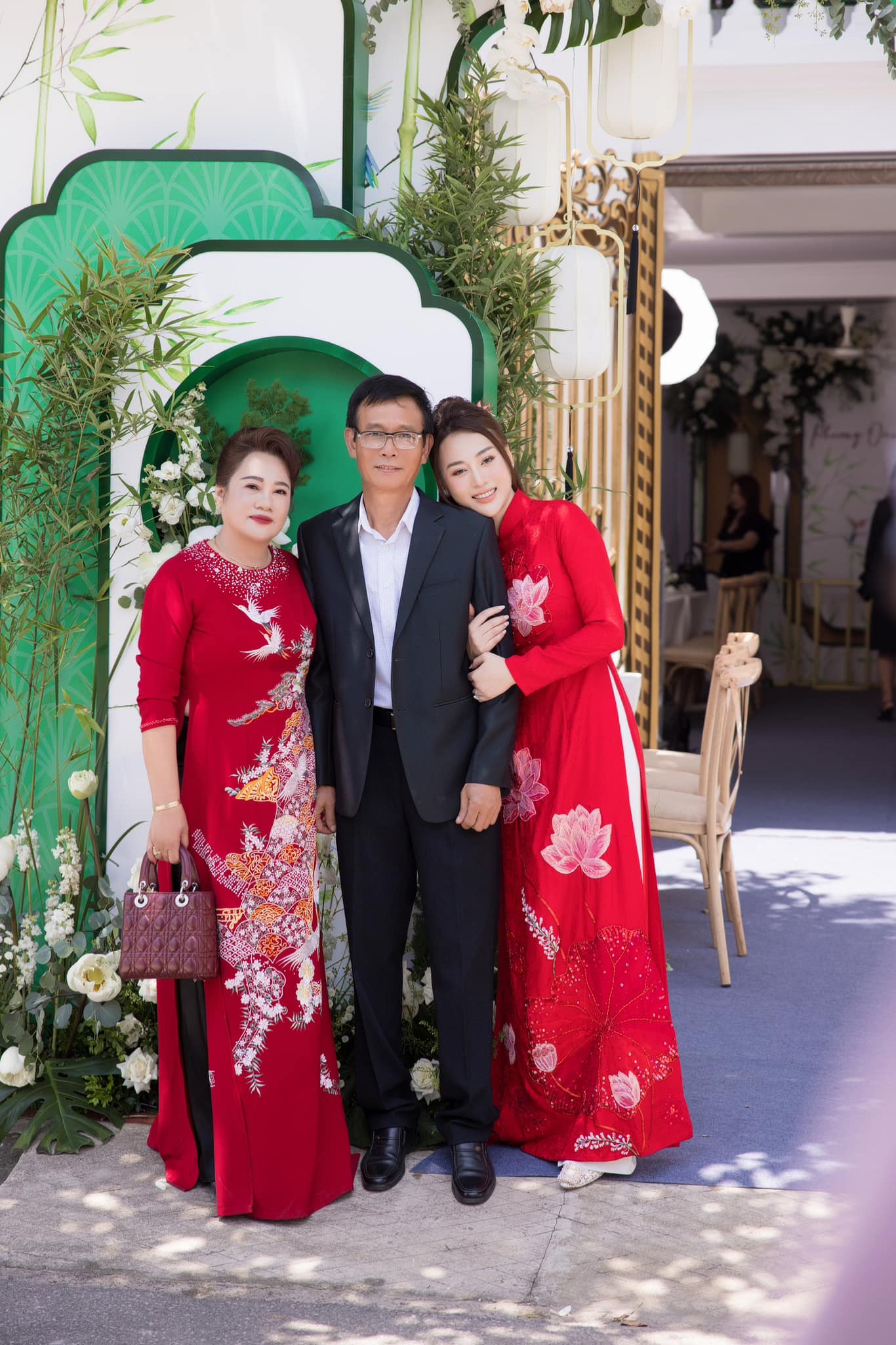 Phương Oanh chụp ảnh cùng cha mẹ.