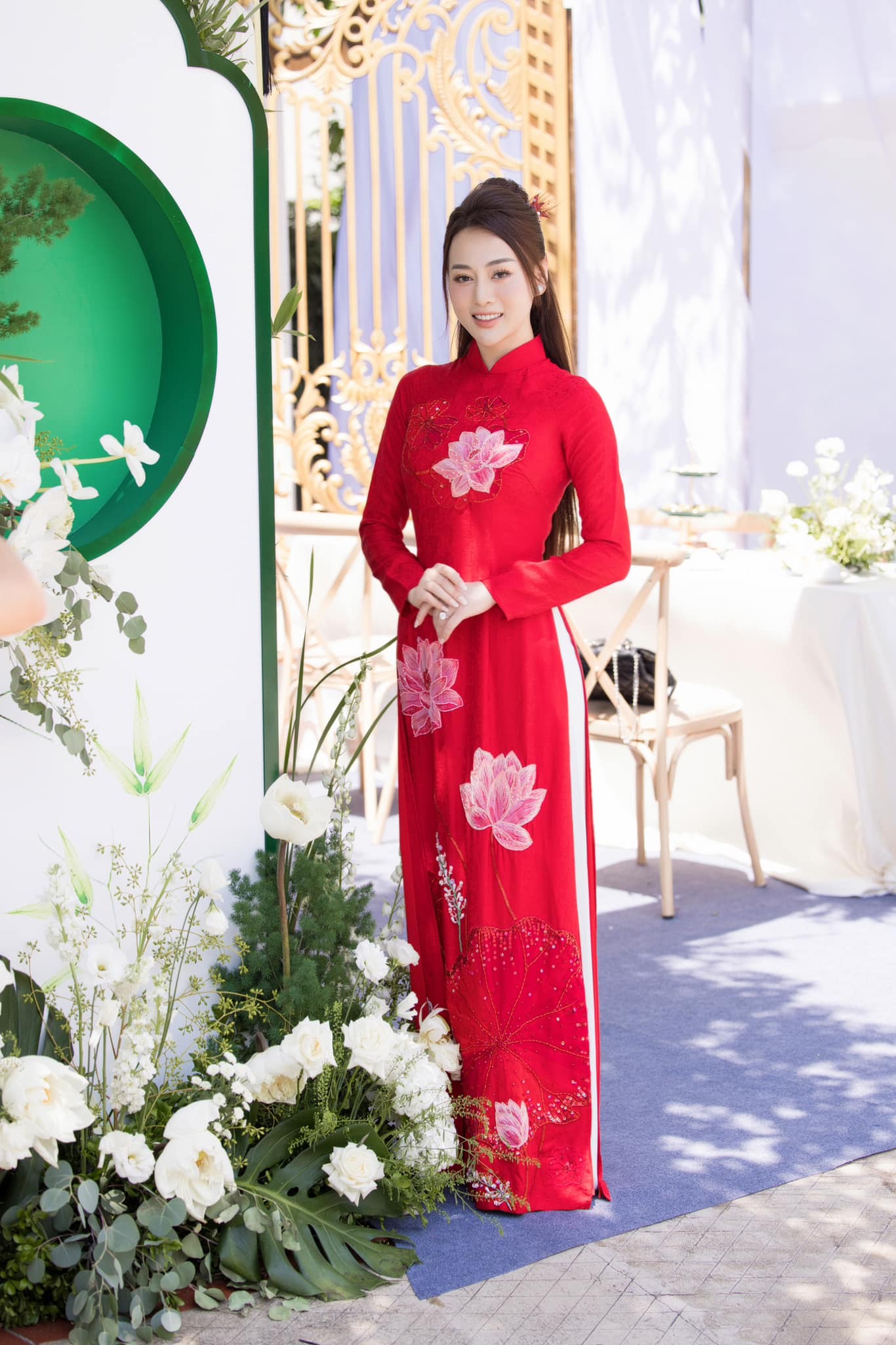 Chiếc áo dài với họa tiết hoa sen do Hoa hậu Ngọc Hân thiết kế riêng.