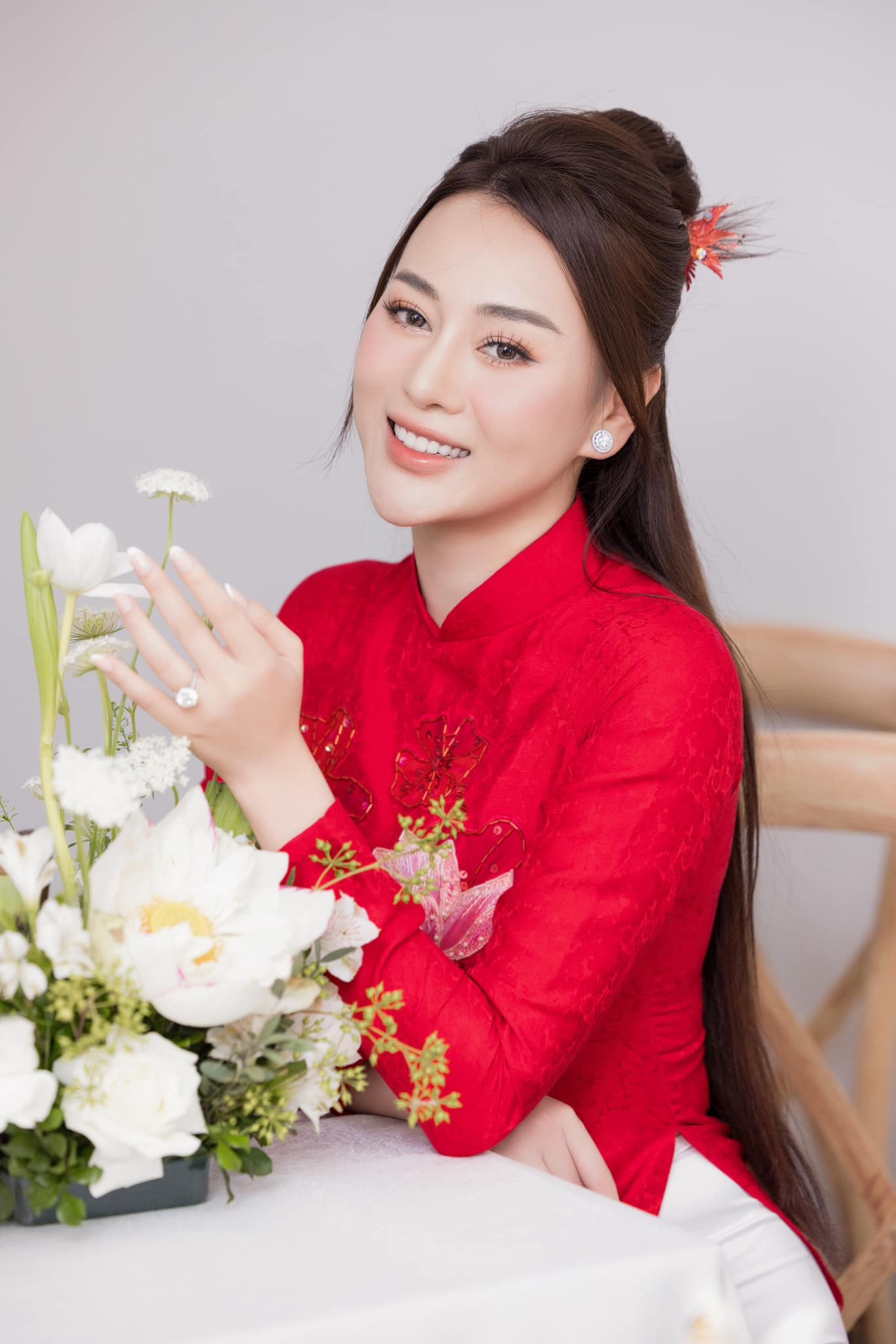 Nữ diễn viên Quỳnh búp bê rạng rỡ trong lễ ăn hỏi được chuẩn bị kỹ lưỡng. Ảnh: Facebook Ngọc Hân