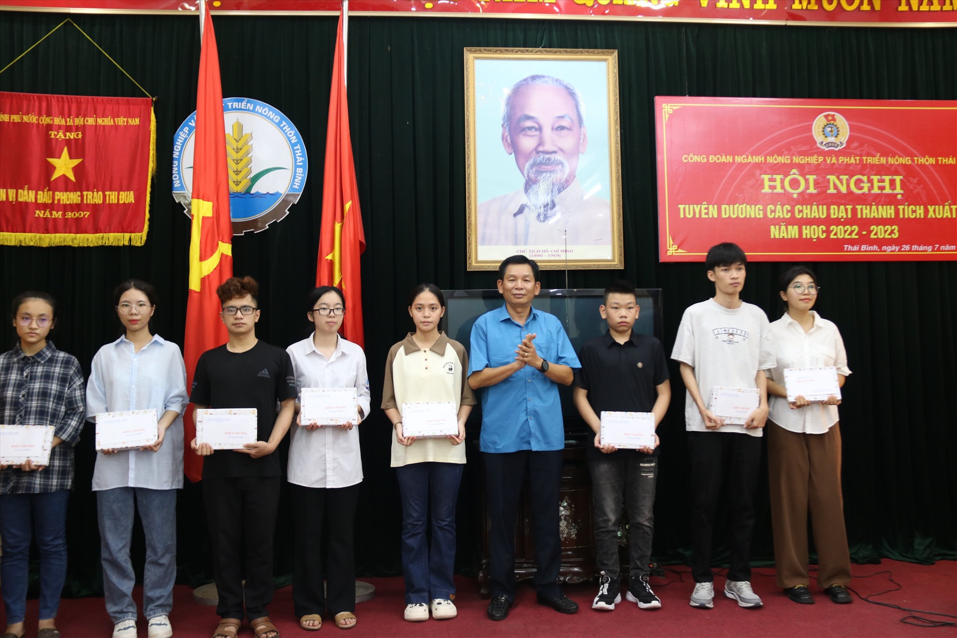 Ông Nguyễn Hồng Hiếu - Chủ tịch Công đoàn Ngành NN&PTNT trao quà cho các cháu tại hội nghị. Ảnh: Bá Mạnh