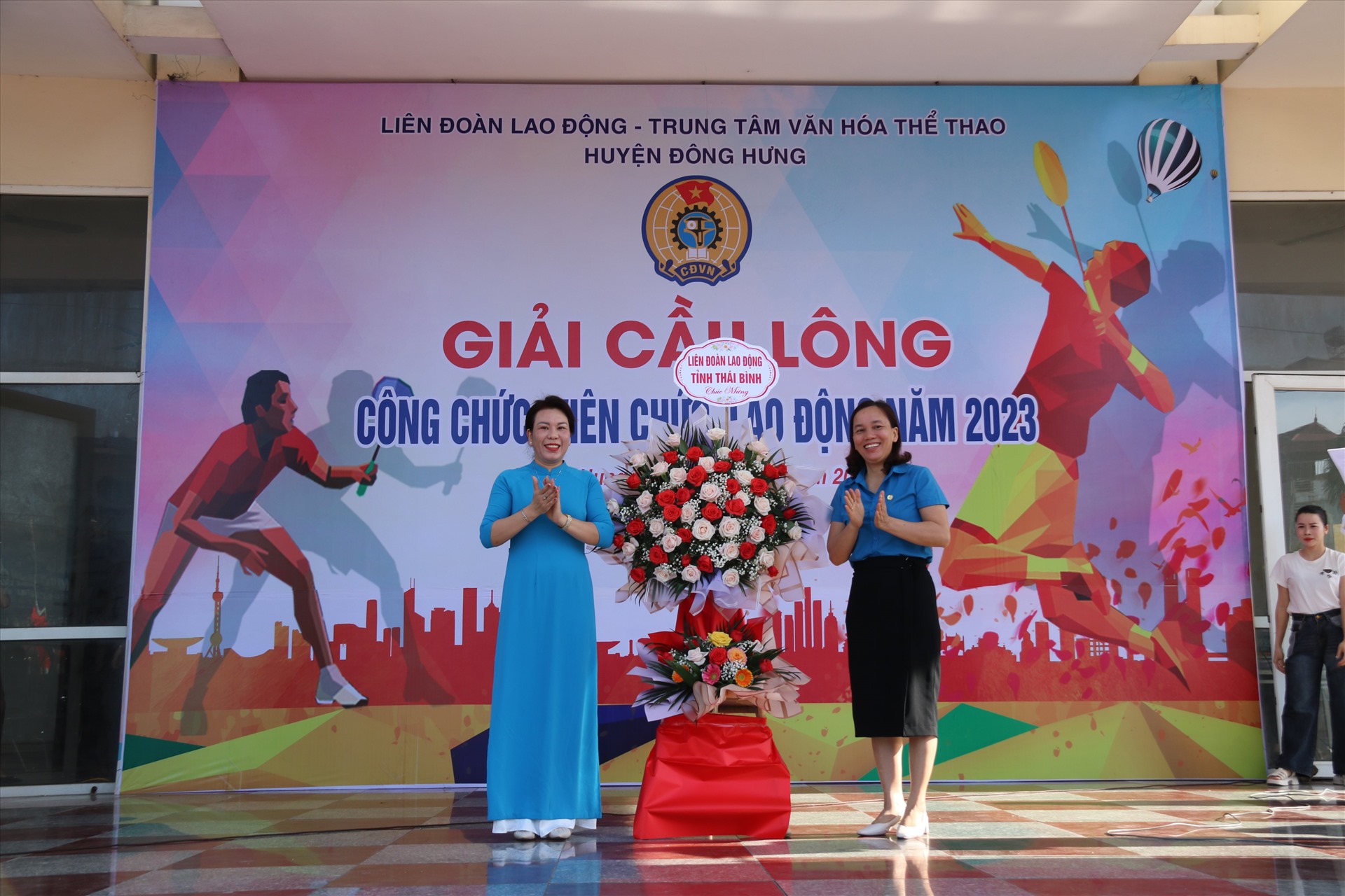 Phó chủ tịch LĐLĐ tỉnh Thái Bình - bà Phạm Thị Thắng tặng hoa chúc mừng tại buổi khai mạc giải cầu lông. Ảnh: Bá Mạnh