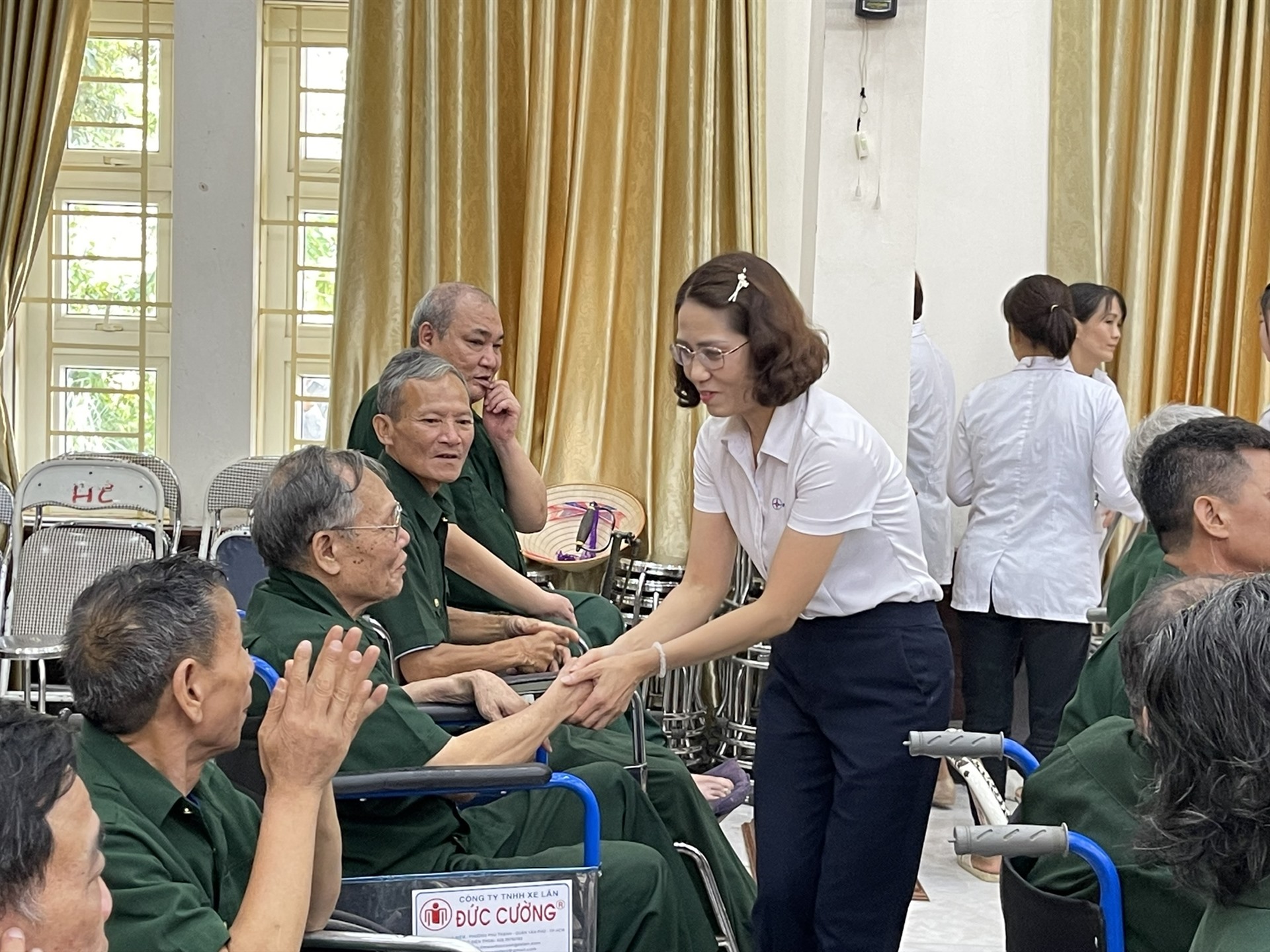 Bà Nguyễn Thị Thúy Hạnh - Phó Chủ tịch Công đoàn EVNHANOI - ân cần hỏi thăm sức khỏe các đồng chí thương bệnh binh. Ảnh: Công đoàn EVNHANOI