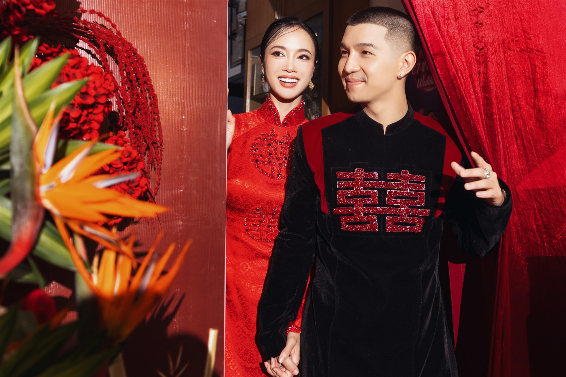 Với màu đỏ, Vũ Ngọc Anh cũng quyết định sẽ đi theo concept truyền thống, tất cả hoa tươi từ cổng vào nhà đều là màu đỏ nổi bật nhưng không làm mất đi màu sắc Việt Nam tại lễ hỏi.   