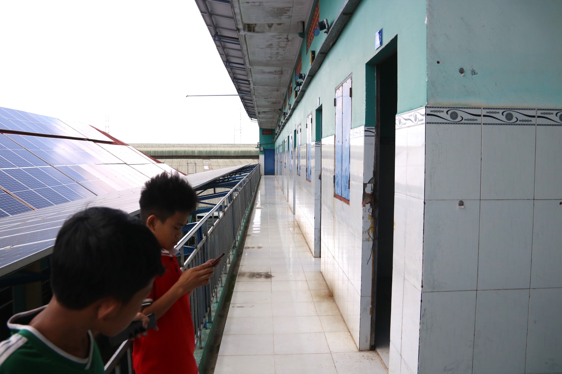 Cư xá Hưng Lợi 1 ở phường Uyên Hưng, thành phố Tân Uyên có 600 phòng trọ cho thuê. Tuy nhiên quản lý cư xá cho biết, hiện nay có đến hơn 300 phòng trọ đang bị bỏ trống. 
