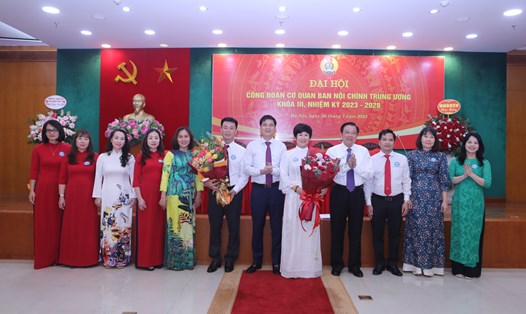 Các đồng chí lãnh đạo chúc mừng Ban Chấp hành Công đoàn Cơ quan Ban Nội chính Trung ương nhiệm kỳ 2023-2028. Ảnh: Nguyễn Phước 