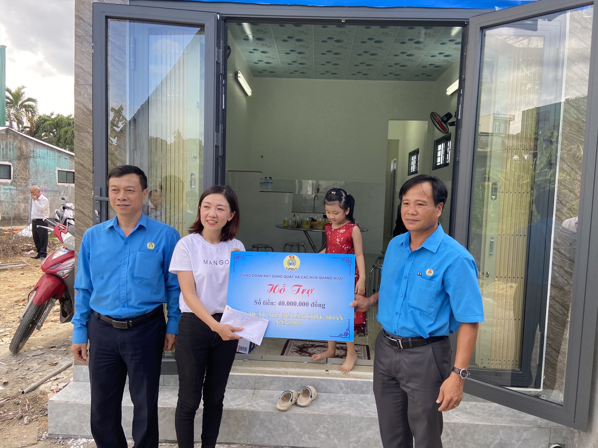 Tổ chức nghiệm thu và bàn giao nhà ở Mái ấm công đoàn cho gia đình đoàn viên Nguyễn Thị Ngọc Trâm. Ảnh: Xuân Quang