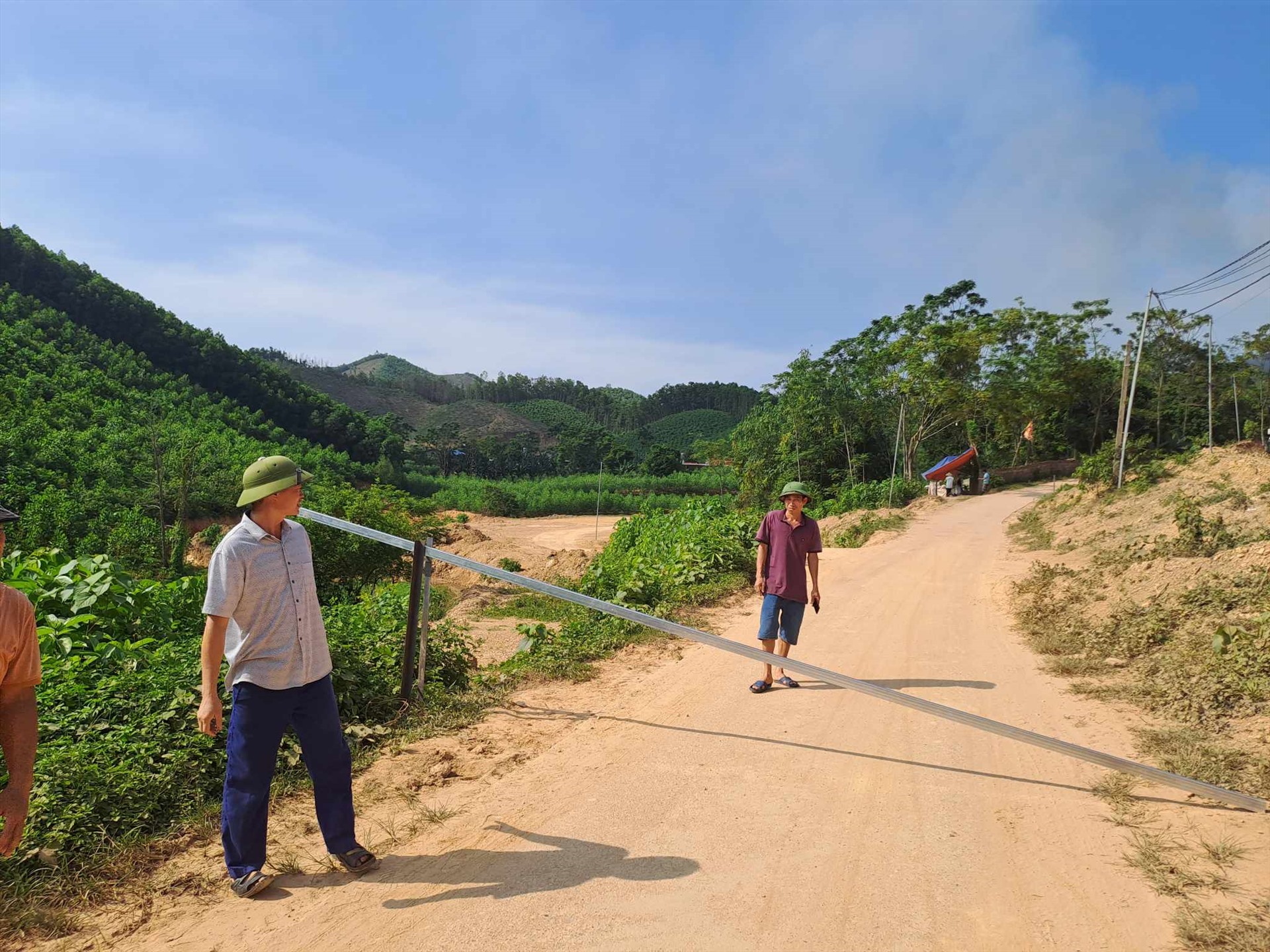 Người dân phản đối doanh nghiệp lập barie chặn đường dân sinh