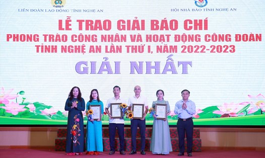 Trao giải các tác giả đạt giải nhất cuộc thi viết về " Phong trào công nhân và hoạt động công đoàn tỉnh Nghệ An lần thứ I, năm 2022 - 2023. Ảnh: Quỳnh Trang