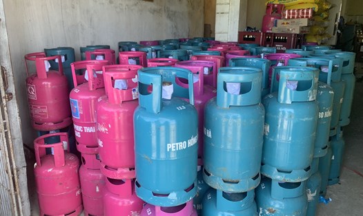 Các sản phẩm LPG chai giả mạo nhãn hiệu tại hộ kinh doanh Bùi Văn Tuyên. Ảnh: Cục QLTT tỉnh Nam Định
