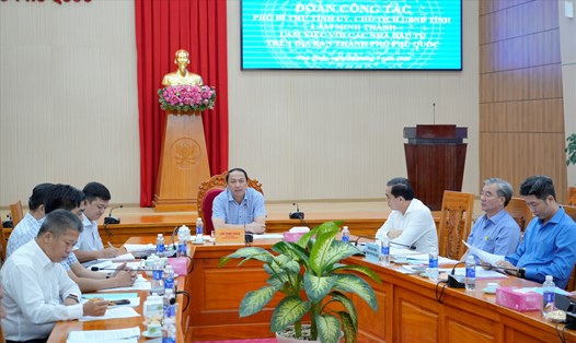Chủ tịch UBND tỉnh Lâm Minh Thành làm việc với các nhà đầu tư. Ảnh: Nguyên Anh