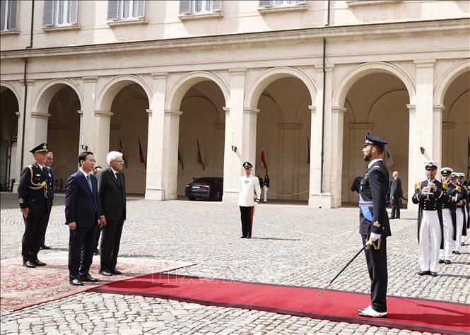 Chủ tịch nước Võ Văn Thưởng và Tổng thống Cộng hòa Italy Sergio Mattarella tại lễ đón. Ảnh: TTXVN
