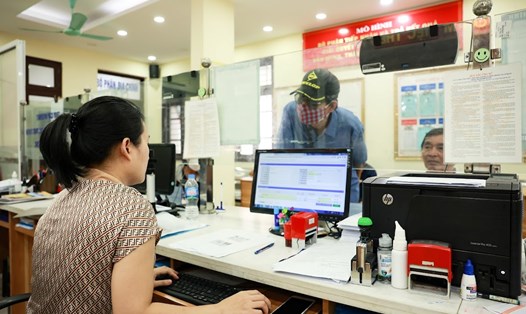 Công chức, viên chức thực hiện các thủ tục hành chính tại công sở ở Hà Nội. Ảnh: Hải Nguyễn