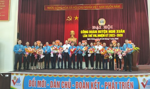Ban Chấp hành Công đoàn huyện Nghi Xuân nhiệm kỳ 2023 - 2028 ra mắt nhận nhiệm vụ. Ảnh: Công đoàn.