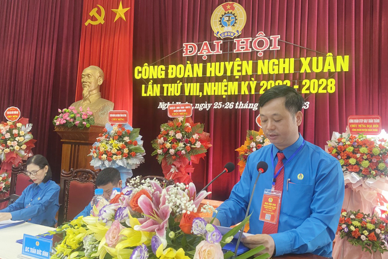 Ông Trần Văn Hiền tái cử Chủ tịch LĐLĐ huyện Nghi Xuân nhiệm kỳ 2023 - 2028. Ảnh: Công đoàn.