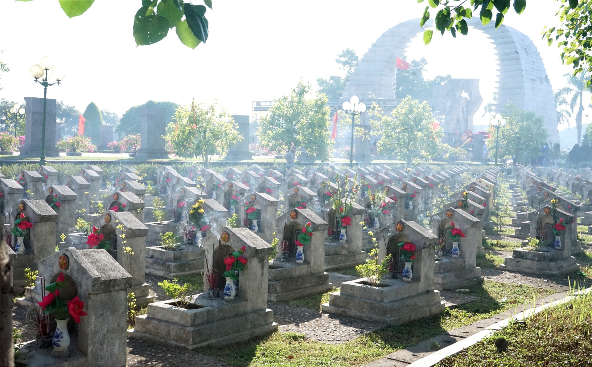 Được biết, nghĩa trang Hàm Rồng có khoảng gần 2.000 mộ liệt sĩ. Đây cũng được xem là một nghĩa trang lớn của tỉnh Thanh Hóa. Ảnh: Quách Du