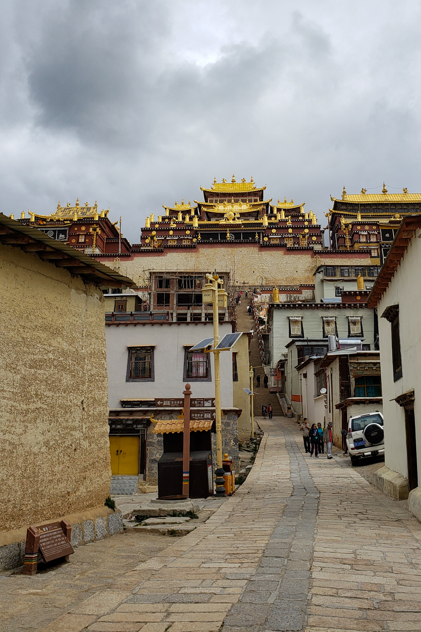 Bao quanh tu viện Songzanlin là nhà riêng của cư dân.