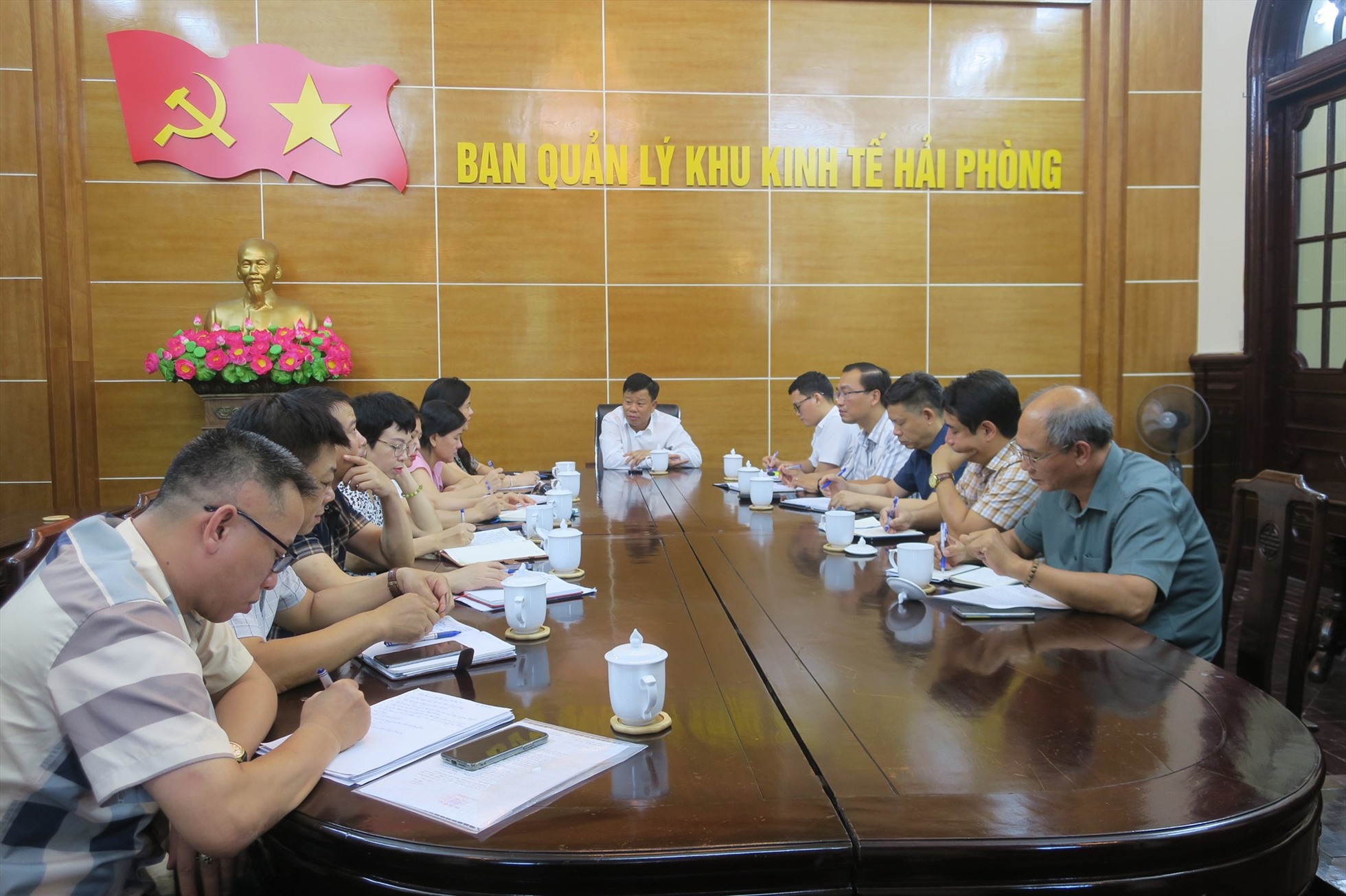 Ban Quản lý Khu kinh tế Hải Phòng chủ trì họp triển khai đưa chương trình nghệ thuật đến với công nhân lao động. Ảnh: Cổng TTĐT Hải Phòng