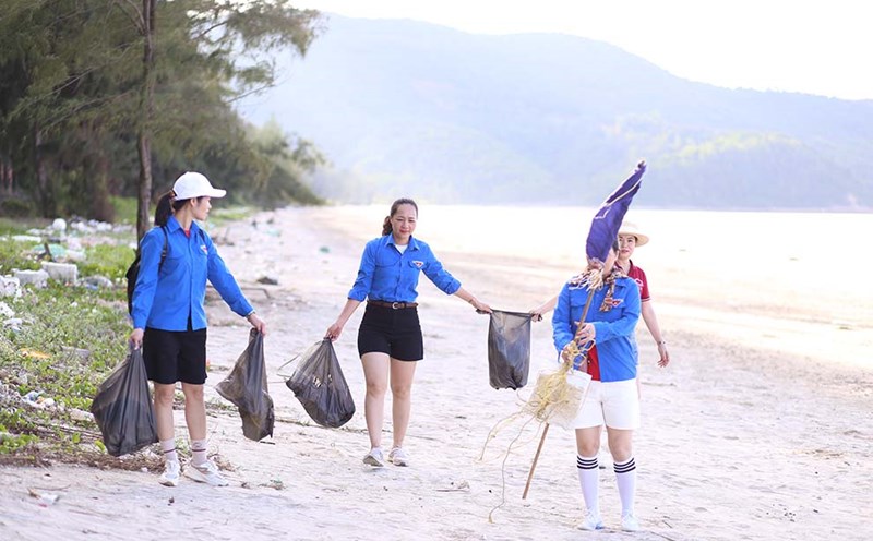 Trong những tháng hè năm 2023, tại xã đảo Ngọc Vừng, mỗi tuần có 1 - 2 đoàn đăng ký với chính quyền tổ chức dọn vệ sinh bãi biển. Ảnh: Đoàn Hưng