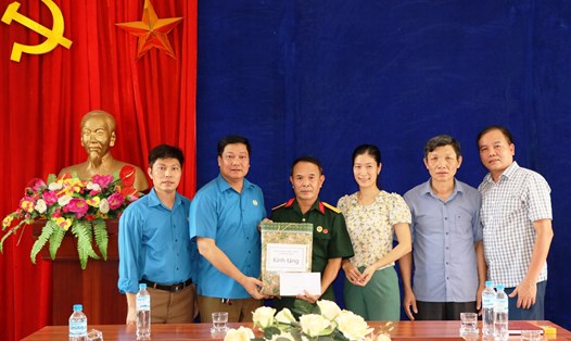 Ông Nguyễn Hữu Khoa, Chủ tịch Công đoàn viên chức tỉnh Yên Bái tặng quà cho đoàn viên là thương binh Trần Văn Dẻo. Ảnh: Bảo Nguyên