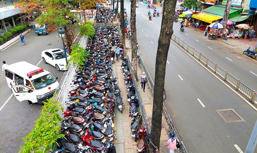 Vỉa hè đường Nguyễn Chí Thanh (Quận 5) bên hông Bệnh viện Chợ Rẫy bị trưng dụng làm bãi giữ xe máy. Ảnh: Minh Quân